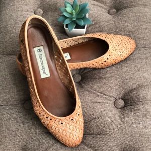 🌸Etienne Aigner woven size 8